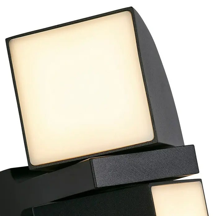 Searchlight LED-Außenwandleuchte Dakota - 8 W, 12 x 12 x 20,5 cm, Schwarz, IP44 - Nahaufnahme einer modernen, würfelförmigen Außenleuchte mit warmweißer Beleuchtung und schwarzem Gehäuse, ideal für stilvolle Fassaden.