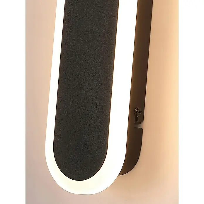 Searchlight LED-Außenwandleuchte Bordo - 6 W, 8 x 8 x 30 cm, IP65 - Nahaufnahme einer modernen, an der Wand montierten LED-Leuchte mit U-förmigem Design und sanftem, warmem Lichtschein.