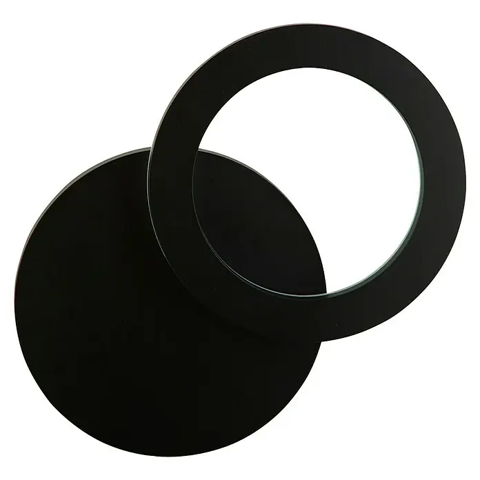 Searchlight LED-Außenwandleuchte Hyde - 6 W, 8 x 8 x 30 cm, IP65 - Ein schlichtes, modernes Dekorationsstück mit einer schwarzen Scheibe und einem schwarzen Ring, die sich überlappen und eine interessante visuelle Komposition bilden.