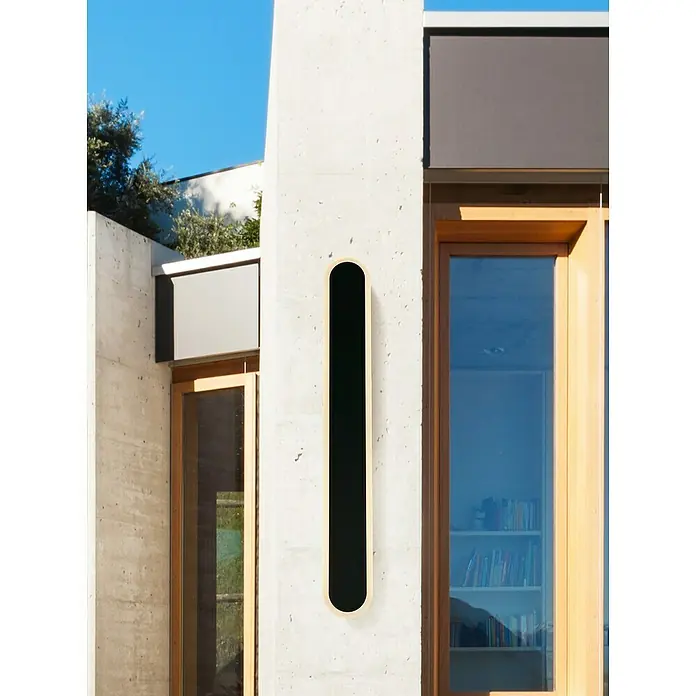 Searchlight LED-Außenwandleuchte Bordo - 12 W, 8 x 8 x 60 cm, IP65 - Stilvolle Außenwandleuchte mit einem länglichen, abgerundeten Design in Schwarz und Gold, die eine moderne Ästhetik an der Hausfassade erzeugt.