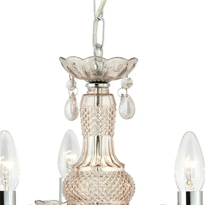 Searchlight Pendelleuchte Marie Therese - 60 W, L x B x H: 48 x 48 x 41 cm, Rosa Chrom, E14 - Nahaufnahme eines eleganten Kronleuchters mit filigranen Kristallverzierungen, der ein warmes Licht in den Raum wirft.