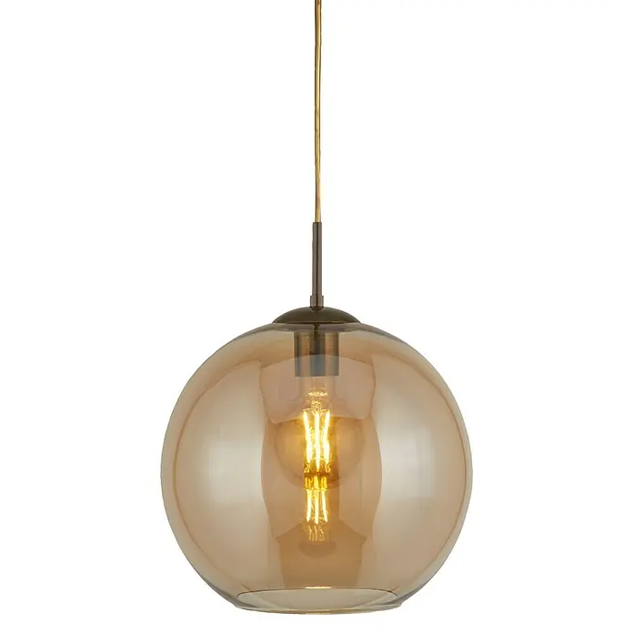 Searchlight Pendelleuchte Balls - 60 W, L x B x H: 25 x 25 x 33 cm, Amber, Messing, E27 - Diese Nahaufnahme zeigt eine moderne goldene Kugel-Pendelleuchte mit einer dekorativen Edison-Glühbirne, die einen warmen Schein erzeugt.