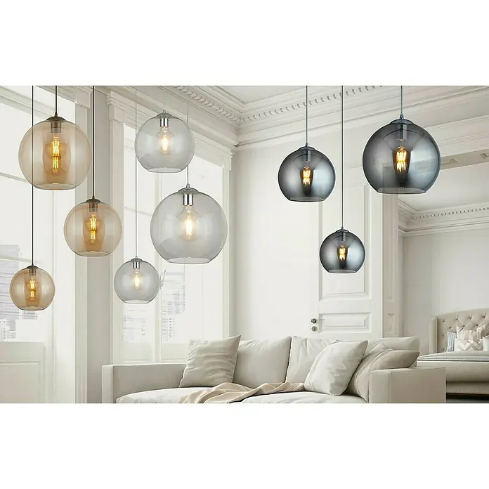 Searchlight Pendelleuchte Balls - 60 W, L x B x H: 25 x 25 x 33 cm, Amber, Messing, E27 - Diese Aufnahme zeigt eine elegante Auswahl an hängenden Kugelleuchten in verschiedenen Farben, die eine moderne Wohnraumbeleuchtung bieten.