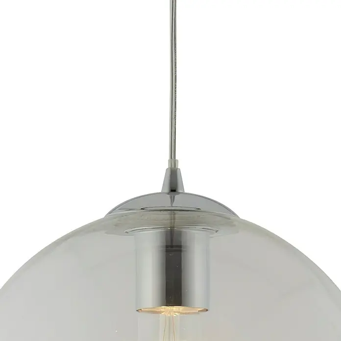 Searchlight Pendelleuchte Balls - 60 W, L x B x H: 25 x 25 x 33 cm, Glas, Chrom, E27 - Nahaufnahme einer eleganten Hängelampe mit klarem Glasschirm und glänzendem Chromdetail, die modernes Design ausstrahlt.