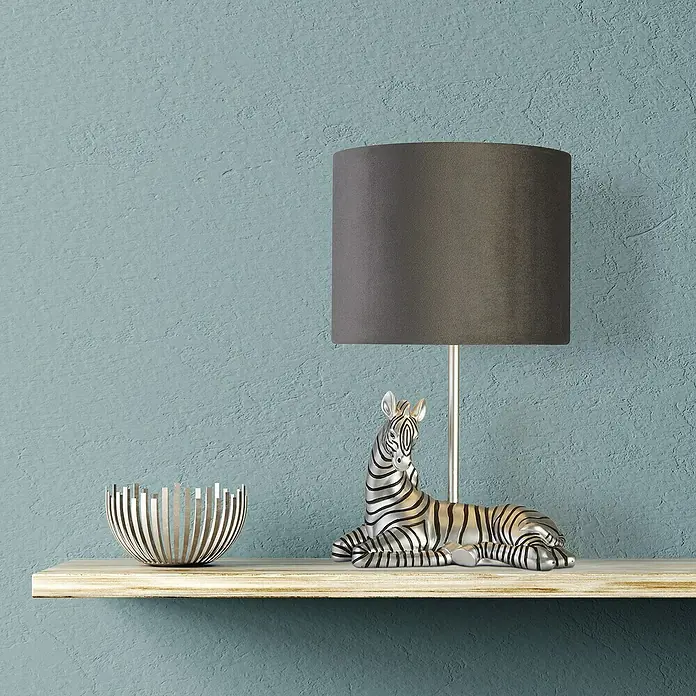 Searchlight Tischleuchte Zebra - 7 W, L x B x H: 20 x 20 x 35 cm, Silber, Schwarz, E27 - Zebra-Tischleuchte: Dekorative Lampe mit Zebrafuß und grauem Schirm auf einem Regal.