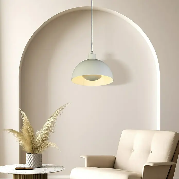 Searchlight Pendelleuchte Mars - 60 W, L x B x H: 40 x 40 x 25,5 cm, Creme, E27 - Moderne weiße Hängelampe über einem Beistelltisch mit Blumenvase und einem cremefarbenen Sessel, die ein gemütliches Ambiente schafft.
