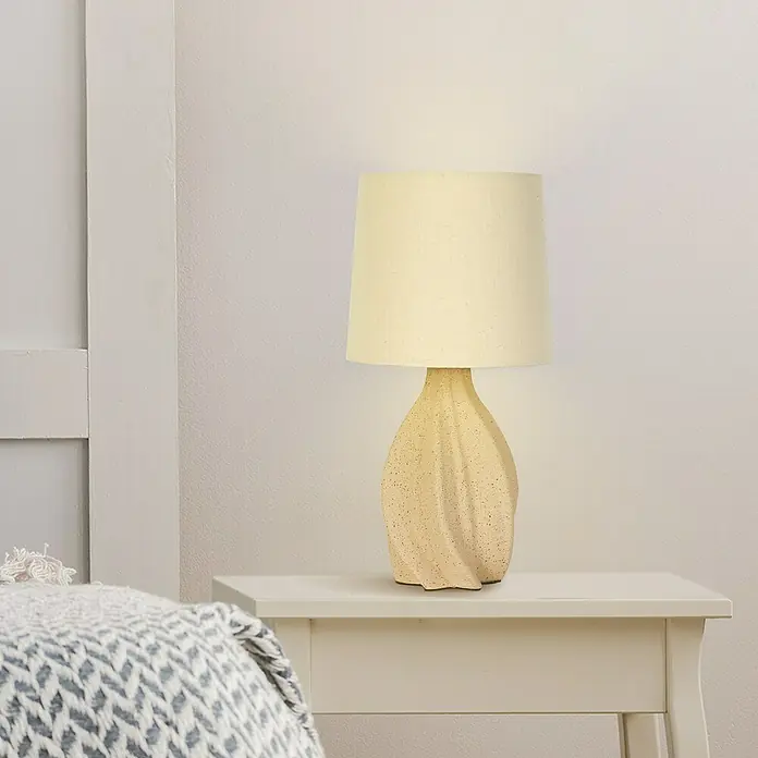 Searchlight Tischleuchte Twist - 60 W, L x B x H: 23 x 23 x 46 cm, Beige, E14 - Elegante Tischlampe mit beigem Schirm und dekorativem Lampenfuß, die eine warme Atmosphäre schafft. Ideal für Nachttische oder Beistelltische.