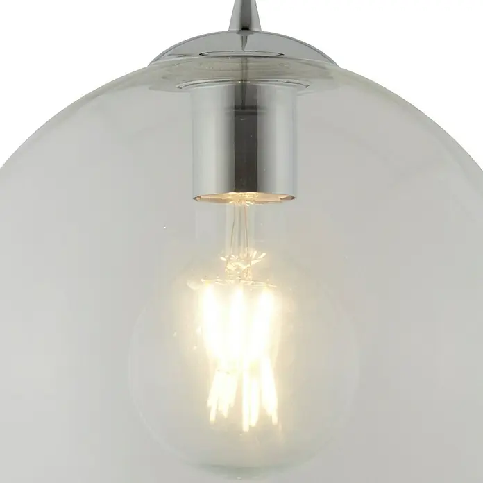 Searchlight Pendelleuchte Balls - 60 W, L x B x H: 25 x 25 x 33 cm, Glas, Chrom, E27 - Nahaufnahme einer modernen Pendelleuchte mit Glaskugel und glänzenden Chromdetails, die ein warmes Licht ausstrahlt.