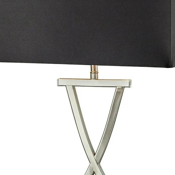 Searchlight Tischleuchte Club - 60 W, L x B x H: 31 x 20 x 48,5 cm, Silber, Schwarz, E14 - Nahaufnahme einer eleganten Tischleuchte mit schwarzem Lampenschirm und einem stilvollen, silberfarbenen X-förmigen Lampenfuß.