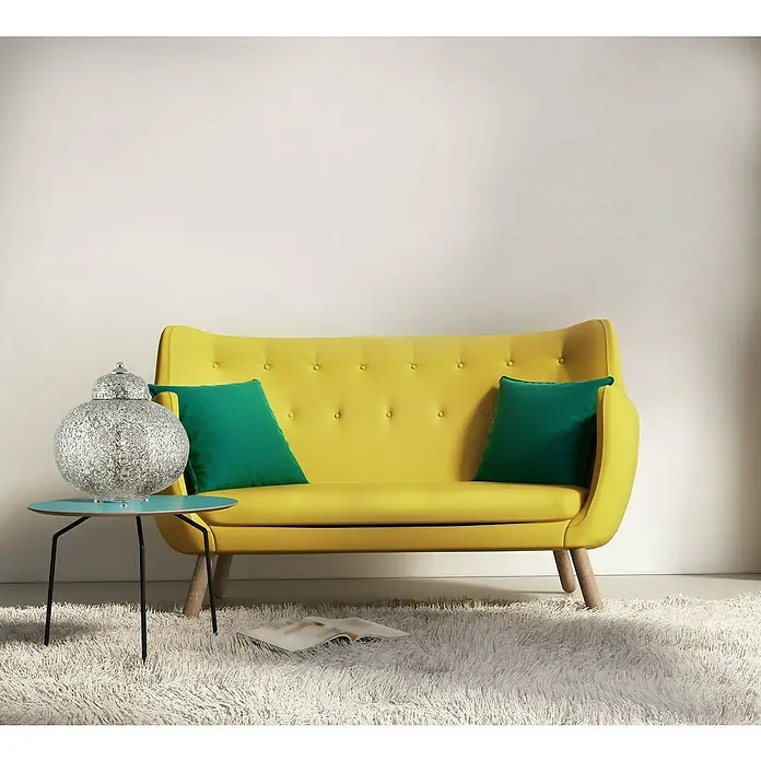 Searchlight Tischleuchte Fretwork - 60 W, L x B x H: 26 x 26 x 29 cm, Nickel, E27 - Gelbes Sofa mit grünen Kissen, neben einem Beistelltisch mit einer dekorativen Lampe, auf einem flauschigen Teppich.