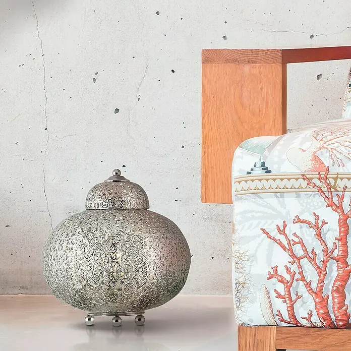 Searchlight Tischleuchte Fretwork - 60 W, L x B x H: 26 x 26 x 29 cm, Nickel, E27 - Nahaufnahme einer kunstvollen, silbernen Lampe mit orientalischem Muster und einem Deckel, die auf einem Tisch steht.