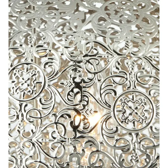 Searchlight Tischleuchte Fretwork - 60 W, L x B x H: 26 x 26 x 29 cm, Nickel, E27 - Detailaufnahme einer silberfarbenen Lampe mit filigranem Muster und sanftem Lichtschein. Die kunstvollen Verzierungen fangen das Licht ein.