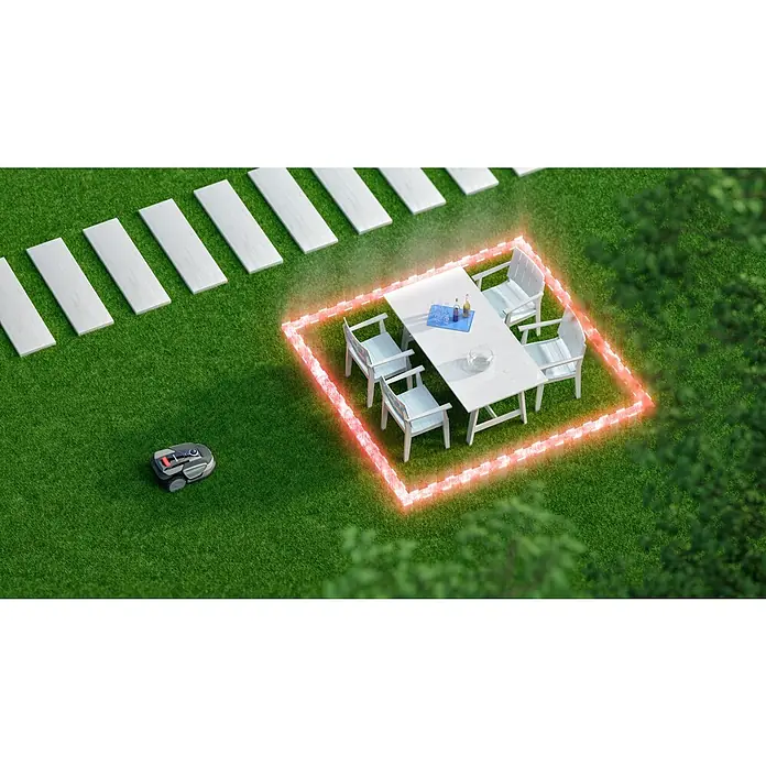Sunseeker Mähroboter S4 - 1.000 m², Schnittbreite: 18 cm, Laser-gestützte Navigation, LiDAR - Bild einer Rasenmähroboter-Szene mit einem Tisch, Stühlen und einem Begrenzungskabel.