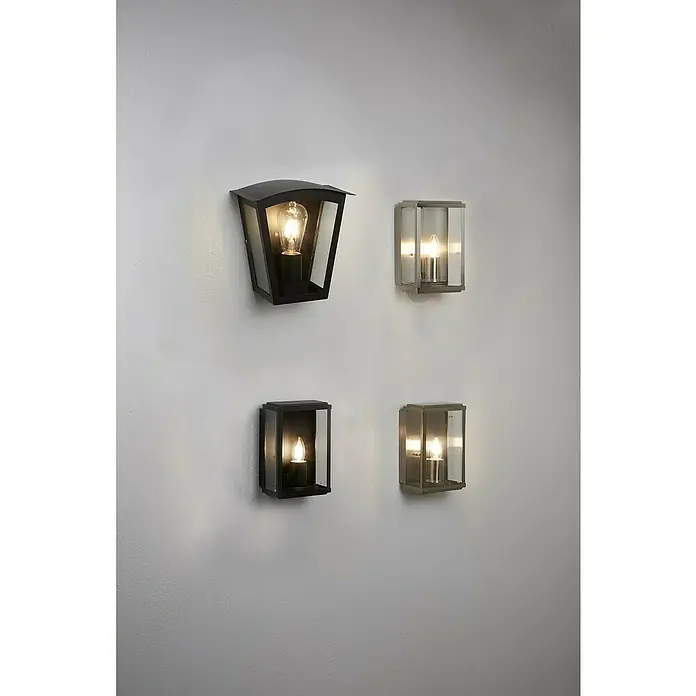 Searchlight LED-Außenwandleuchte Box - 60 W, 16 x 16 x 25 cm, Silber, IP44 - Eine Nahaufnahme von vier modernen Wandleuchten mit klarem Glas und Metallrahmen, die eine stimmungsvolle Beleuchtung erzeugen.