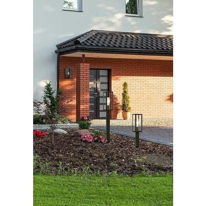 Searchlight LED-Außenwandleuchte Box - 60 W, 16 x 16 x 25 cm, Schwarz, IP44 - Gartenansicht mit zwei schwarzen Außenleuchten, die den Weg zum Haus beleuchten.