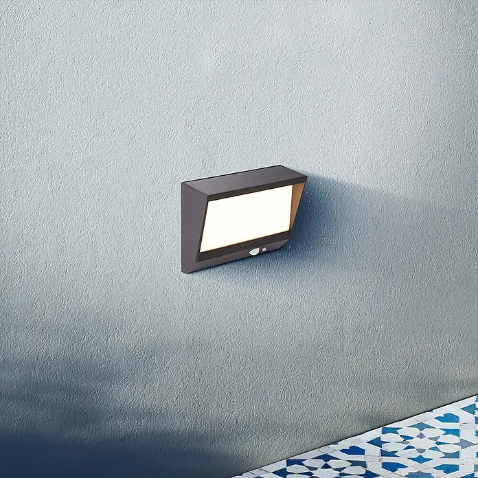 Searchlight Solar-Außenwandleuchte - 2 W, L x B x H: 18,8 x 18,8 x 25,3 cm, Schwarz, IP54 - Wandleuchte in Grau an einer Wand montiert. Die moderne Lampe sorgt für Beleuchtung in Innenräumen.