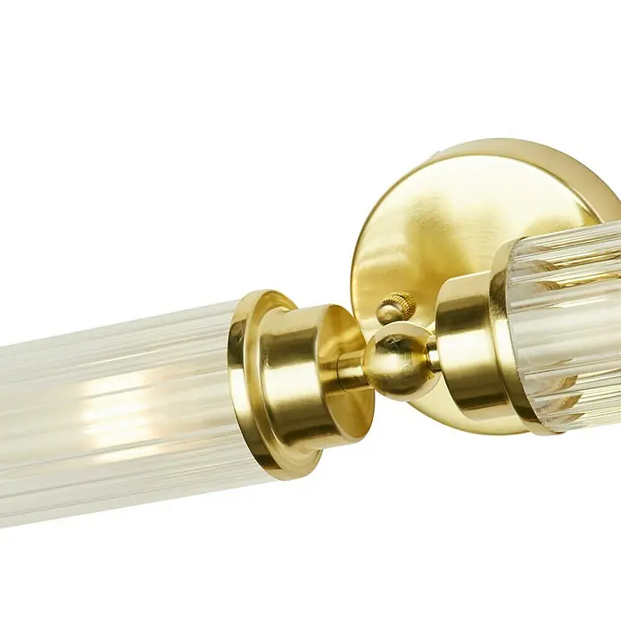 Searchlight Wandleuchte Imperial - 7 W, L x B x H: 37 x 14 x 10 cm, Messing, G9 - Detailaufnahme einer goldenen Wandleuchte mit geriffeltem Lampenschirm, die ein elegantes Ambiente schafft.