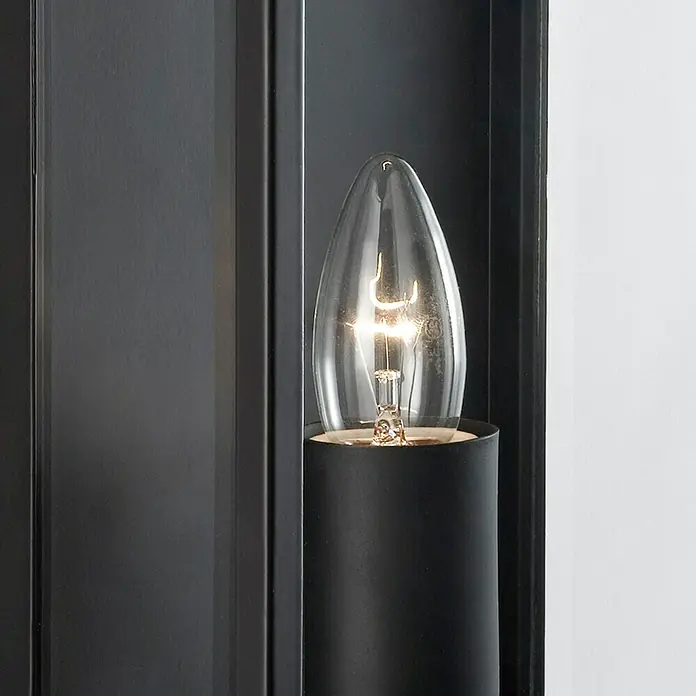 Searchlight LED-Außenwandleuchte Box - 60 W, 16 x 16 x 25 cm, Schwarz, IP44 - Nahaufnahme einer stilvollen Wandleuchte mit einer klaren, länglichen Glühbirne in einem schlanken, schwarzen Gehäuse.
