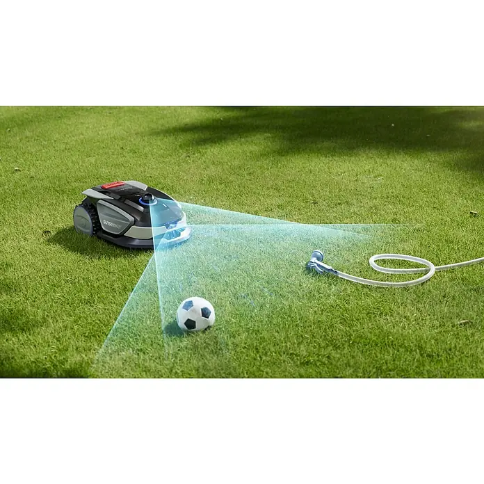 Sunseeker Mähroboter S4 - 1.000 m², Schnittbreite: 18 cm, Laser-gestützte Navigation, LiDAR - Ein Sunseeker Rasenmähroboter umfährt Hindernisse wie einen Ball und einen Gartenschlauch auf einem Rasen.