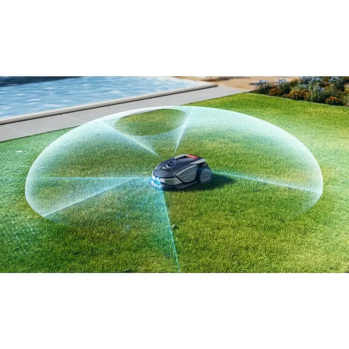 Sunseeker Mähroboter S4 - 1.000 m², Schnittbreite: 18 cm, Laser-gestützte Navigation, LiDAR - Ein kompakter Rasenmähroboter mit Sensoren, der das Gras in der Nähe eines Pools präzise schneidet.