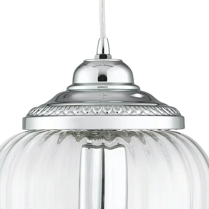 Searchlight Pendelleuchte Moscow - 60 W, L x B x H: 22 x 22 x 33 cm, Chrom, E27 - Detailaufnahme einer eleganten Hängelampe mit verchromtem Baldachin und geripptem Glasschirm. Perfekt für stilvolle Beleuchtungslösungen.