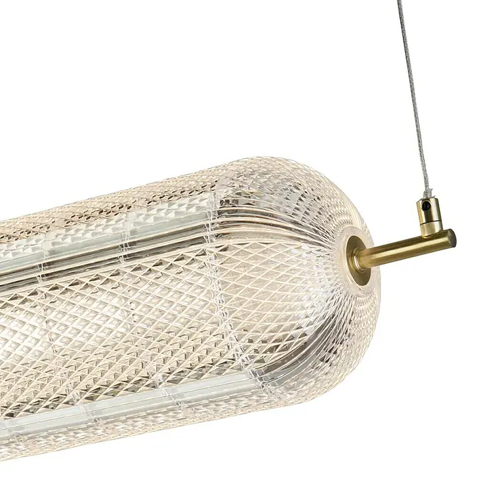 Searchlight LED-Pendelleuchte Capsule - 42,5 W, L x B x H: 108 x 15 x 15 cm, Messing, Warmweiß - Nahaufnahme einer eleganten, länglichen Kristallglasleuchte mit goldenen Akzenten und einer filigranen Kette zur Aufhängung an der Decke.