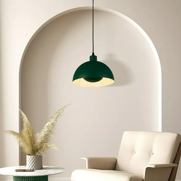 Searchlight Pendelleuchte Mars - 60 W, L x B x H: 40 x 40 x 25,5 cm, Grün, E27 - Grüne Hängelampe im modernen Interieur. Die Lampe hängt zentral über einem stilvollen Sessel und einem Beistelltisch.