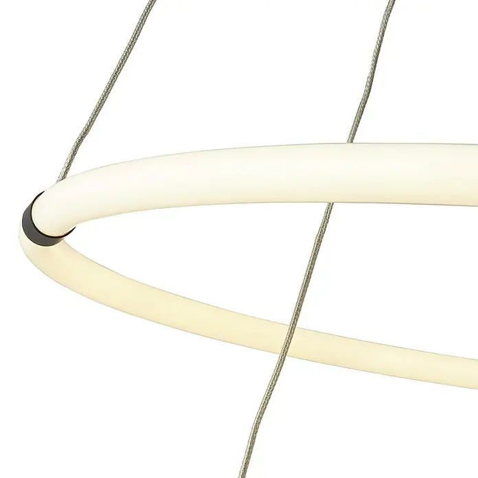 Searchlight LED-Pendelleuchte rund Revolve - 24 W, Schwarz/ Weiß, Warmweiß - Nahaufnahme einer modernen LED-Hängeleuchte in Ringform, aufgehängt an feinen Stahlseilen, die ein helles, minimalistisches Design betont.