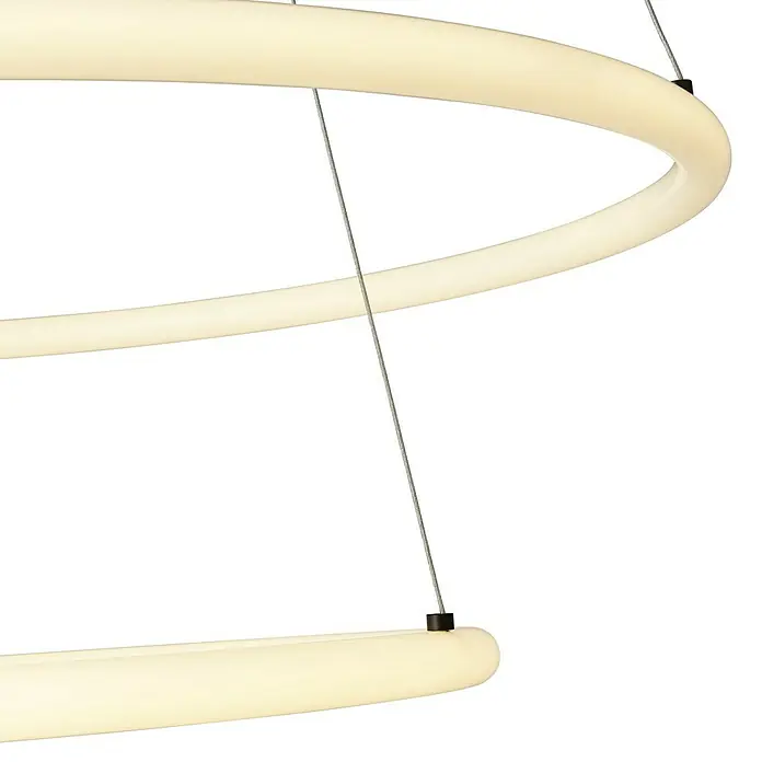 Searchlight LED-Pendelleuchte rund Revolve - 24 W, Schwarz/ Weiß, Warmweiß - Nahaufnahme einer modernen LED-Pendelleuchte mit ringförmigem Design, die an dünnen Kabeln von der Decke hängt und ein helles, warmes Licht ausstrahlt.