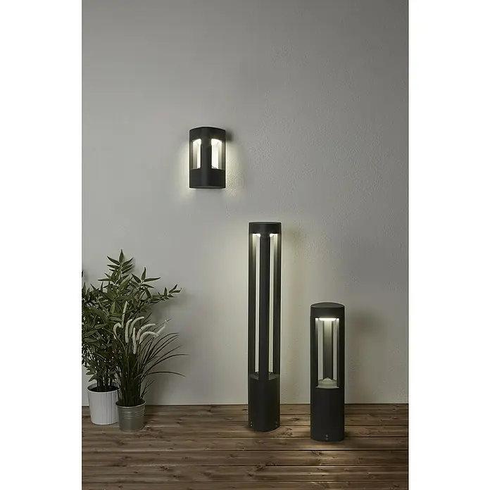 Searchlight Außenwegeleuchte Michigan - Höhe: 80 cm - Diese Aufnahme zeigt eine stilvolle Auswahl an Außenleuchten, darunter eine Wandleuchte und zwei Pollerleuchten, die modernes Design mit Funktionalität verbinden.