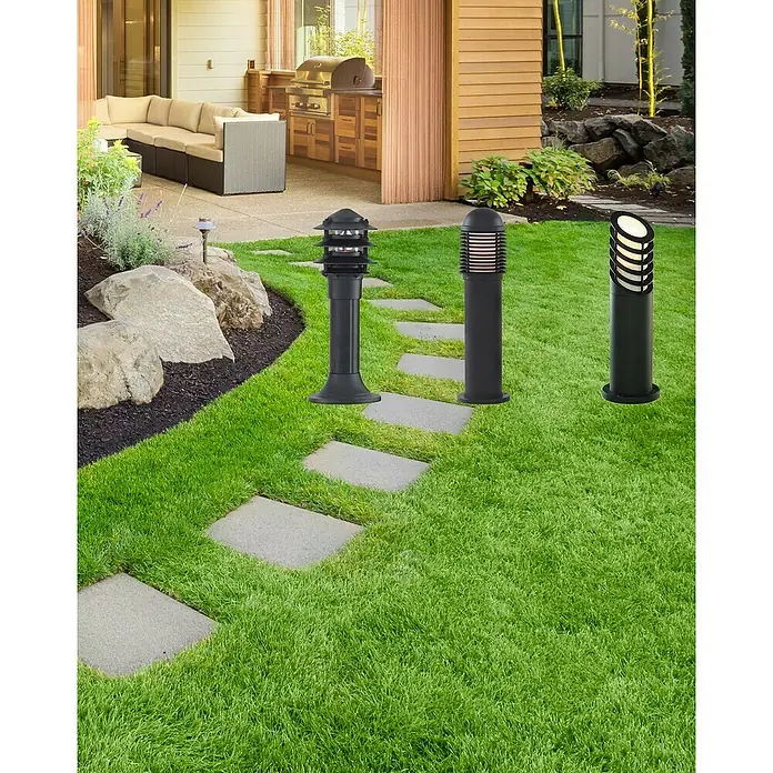 Searchlight Außenwegeleuchte Bollards - 60 W, Farbe Gehäuse: Schwarz, 17 x 17 x 45 cm, Ohne Leuchtmittel - Drei verschiedene schwarze Gartenleuchten beleuchten einen gepflasterten Weg in einem üppigen Garten. Die Leuchten bieten stilvolle Aussenbeleuchtung.