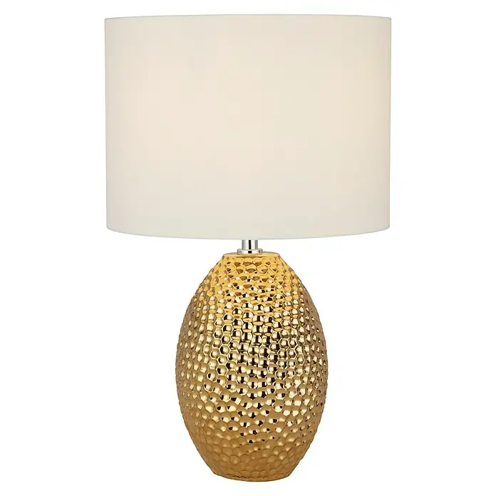 Searchlight Tischleuchte Nadine - L x B x H: 28 x 28 x 45 cm, Gold, Beige - Eine Nahaufnahme einer goldenen Tischlampe mit einem gehämmerten Muster und einem cremefarbenen Lampenschirm.