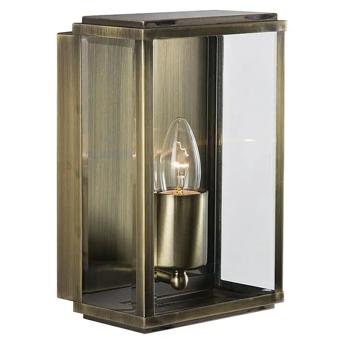 Searchlight LED-Außenwandleuchte Box - 60 W, 16 x 16 x 25 cm, Messing, IP44 - Nahaufnahme einer Wandleuchte aus Messing mit klarem Glas und einer Glühbirne im Inneren. Elegantes Design für Innen- und Außenbereiche.