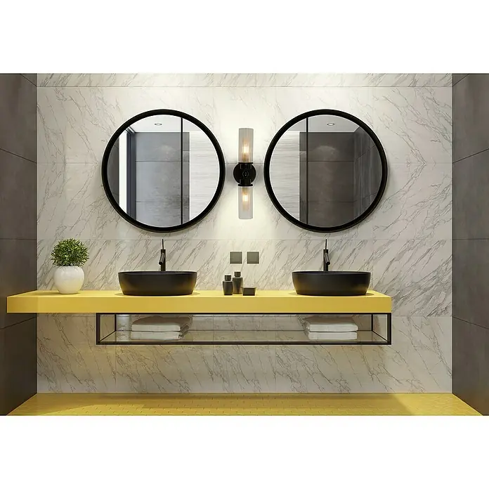 Searchlight Wandleuchte Imperial - 7 W, L x B x H: 37 x 14 x 10 cm, Schwarz, G9 - Modernes Badezimmer mit gelbem Waschtisch, schwarzen Waschbecken und runden Spiegeln für ein stilvolles Ambiente.