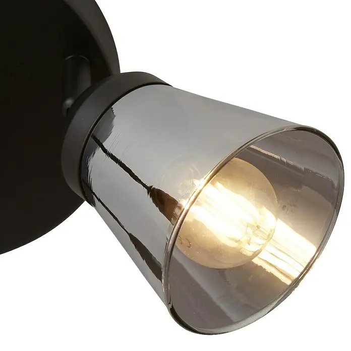 Searchlight Deckenstrahler Mega - 40 W, L x B x H: 42 x 42 x 11 cm, Schwarz, E14 - Nahaufnahme einer modernen Wandleuchte mit rauchfarbenem Glasschirm und warmem Licht.