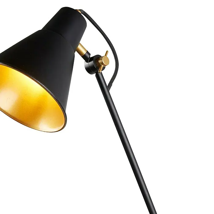 Searchlight Wandleuchte Swing Arm - 60 W, L x B x H: 14 x 14 x 39 cm, Schwarz/ Gold - Eine Nahaufnahme einer eleganten, schwarzen Schreibtischlampe mit goldenem Innenraum. Stilvolles Design für den modernen Arbeitsplatz.