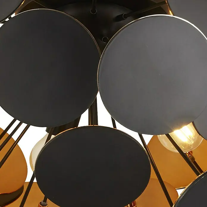 Searchlight Deckenleuchte Discus - 60 W, L x B x H: 52 x 52 x 27 cm, Schwarz/ Gold, E14 - Nahaufnahme einer modernen Pendelleuchte mit schwarzen und goldenen Scheiben, die ein warmes Licht ausstrahlt.