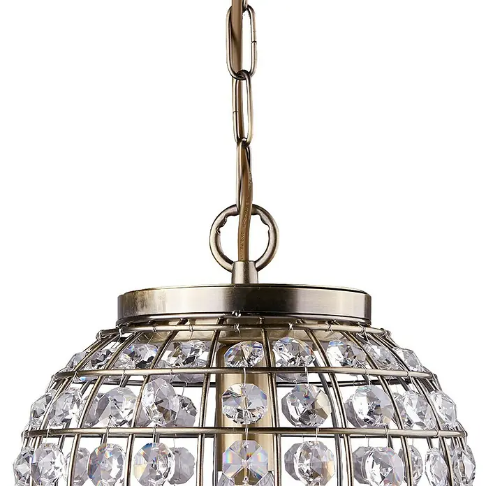 Searchlight Pendelleuchte Pineapple - 60 W, L x B x H: 23 x 23 x 34 cm, Messing, E14 - Nahaufnahme einer eleganten Deckenleuchte mit goldenem Käfig und funkelnden Kristallanhängern, die einen Hauch von Luxus in jeden Raum bringt.