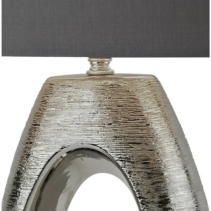 Searchlight Tischleuchte Artisan - 60 W, L x B x H: 40 x 20 x 61 cm, Chrom, Grau, E27 - Nahaufnahme einer silberfarbenen Tischleuchte mit Stoffschirm und einzigartiger, offener Basis.