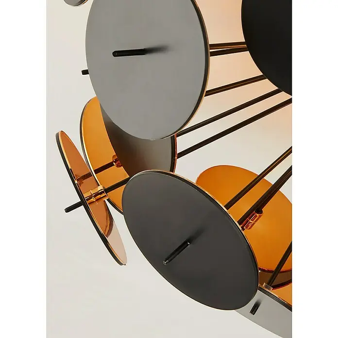 Searchlight Deckenleuchte Discus - 60 W, L x B x H: 52 x 52 x 27 cm, Schwarz/ Gold, E14 - Nahaufnahme einer modernen Pendelleuchte mit schwarzen, grauen und goldfarbenen Scheiben, die ein stilvolles und auffälliges Design präsentiert.