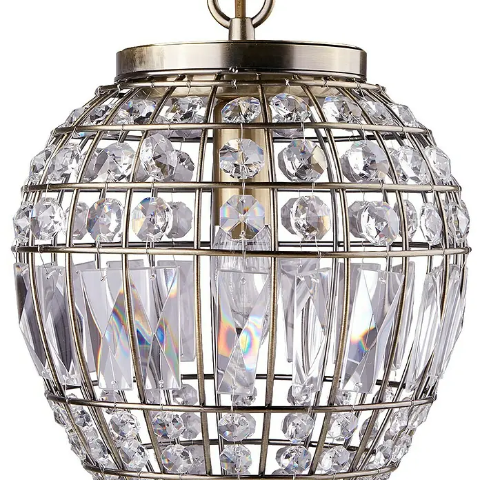 Searchlight Pendelleuchte Pineapple - 60 W, L x B x H: 23 x 23 x 34 cm, Messing, E14 - Nahaufnahme einer dekorativen Deckenleuchte mit Kristallverzierungen und einem filigranen Metallrahmen.