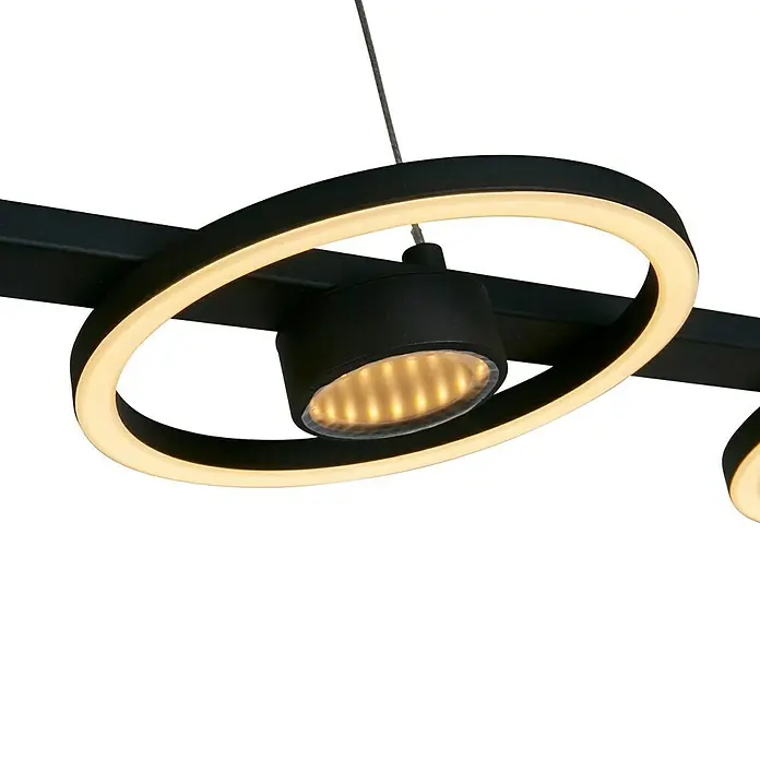 Searchlight LED-Pendelleuchte Space - 35 W, L x B x H: 120 x 20 x 5,5 cm, Schwarz, Warmweiß - Nahaufnahme einer modernen, schwarzen LED-Deckenleuchte mit einem kreisförmigen Lichtelement.