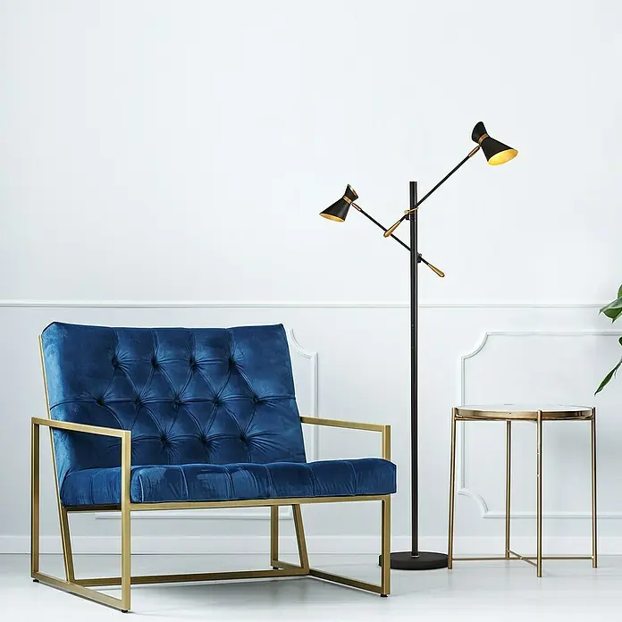 Searchlight LED-Stehleuchte Diablo - 4 W, Höhe: 160 cm, Schwarz/ Gold - Elegantes Interieur mit einem marineblauen Samtsessel mit Goldrahmen, einer Stehlampe und einem Beistelltisch.