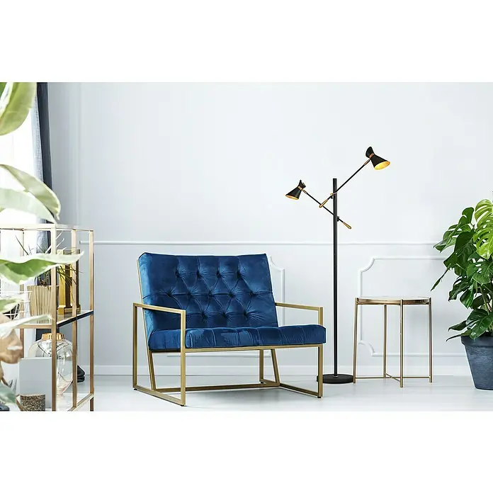 Searchlight LED-Stehleuchte Diablo - 4 W, Höhe: 160 cm, Schwarz/ Gold - Elegantes Interieur mit einem blauen Samtsessel mit goldenem Rahmen, einer Stehlampe und Pflanzen, die eine stilvolle und entspannende Atmosphäre schaffen.