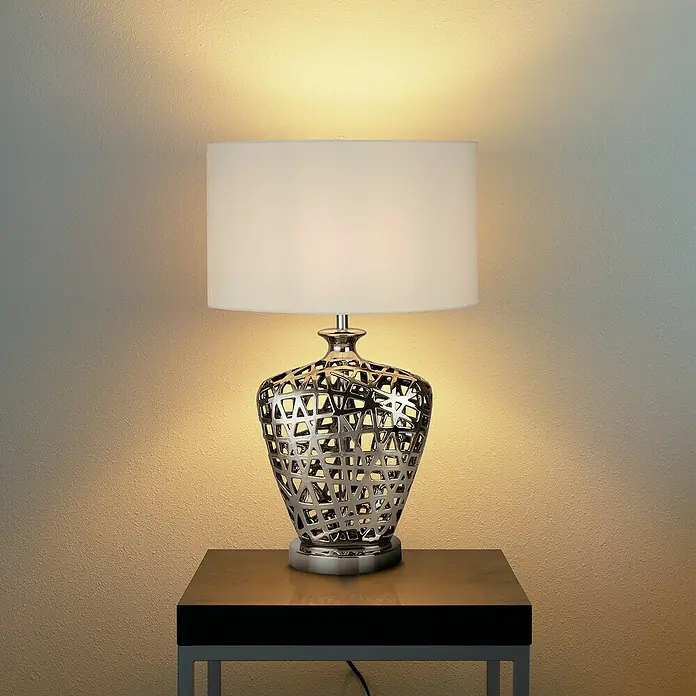Searchlight Tischleuchte Network - 60 W, L x B x H: 36 x 20 x 56 cm, Chrom, Weiß, E27 - Elegante Tischleuchte mit einem stilvollen, silberfarbenen geometrischen Design und einem passenden Lampenschirm, perfekt für jede Einrichtung.