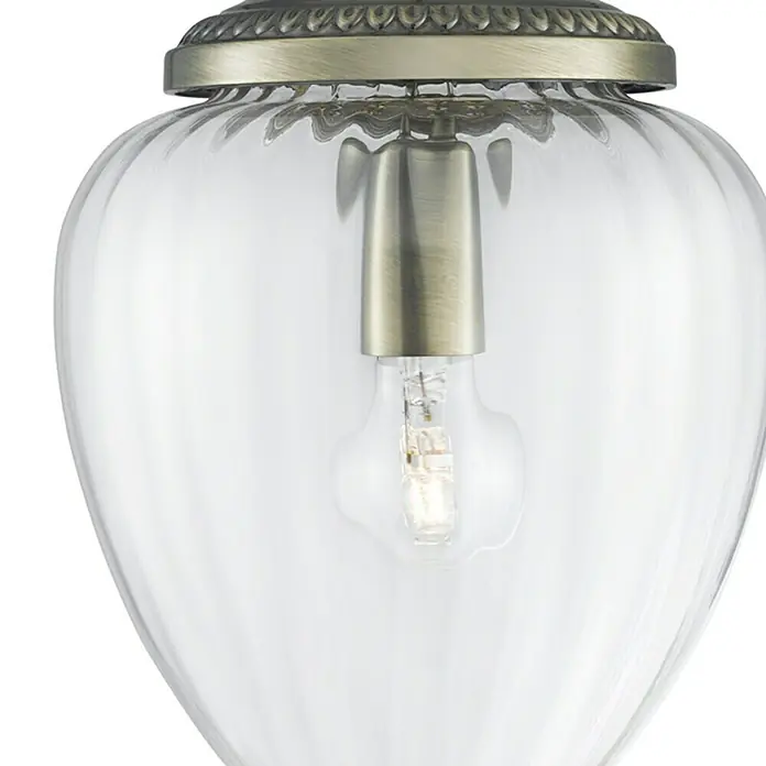 Searchlight Pendelleuchte Moscow - 60 W, L x B x H: 22 x 22 x 33 cm, Messing, E27 - Nahaufnahme einer eleganten, gläsernen Pendelleuchte mit dekorativen Metalldetails, die ein warmes, einladendes Licht ausstrahlt.