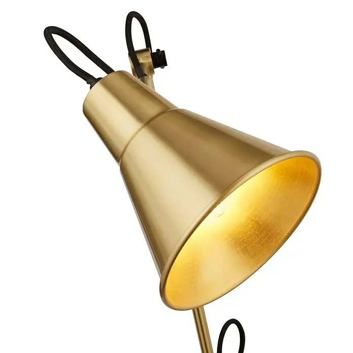 Searchlight Wandleuchte Swing Arm - 20 W, L x B x H: 14 x 14 x 77 cm, Gold - Nahaufnahme einer stilvollen, goldenen Lampe, die ein warmes Licht ausstrahlt. Das elegante Design macht sie zu einem Blickfang in jedem Raum.