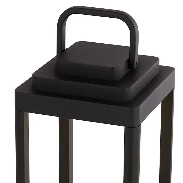 Searchlight Akku-Tischleuchte Portobello - 2 W, L x B x H: 14,5 x 14,5 x 35 cm - Nahaufnahme einer modernen schwarzen Laterne mit Griff. Ideal für stilvolle Beleuchtung im Innen- und Außenbereich.
