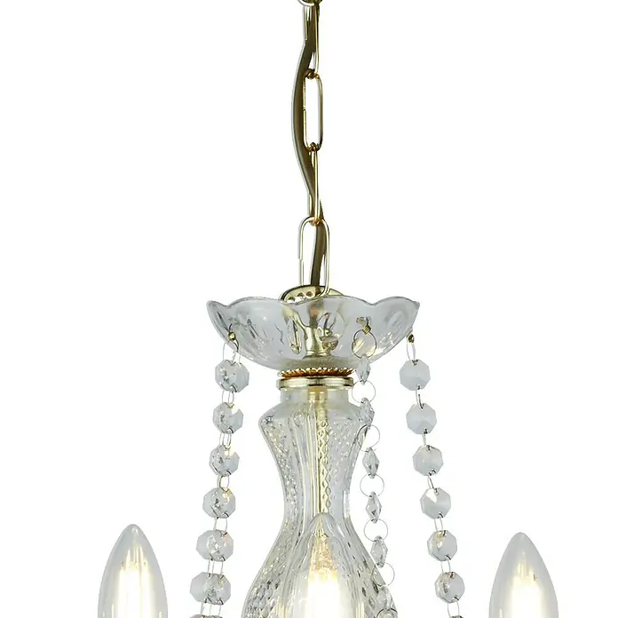 Searchlight Pendelleuchte Marie Therese - 60 W, L x B x H: 48 x 48 x 41 cm, Messing, E14 - Nahaufnahme einer Kristalllampe mit goldenen Akzenten, die ein elegantes Ambiente ausstrahlt. Das Design ist reich verziert und ansprechend.