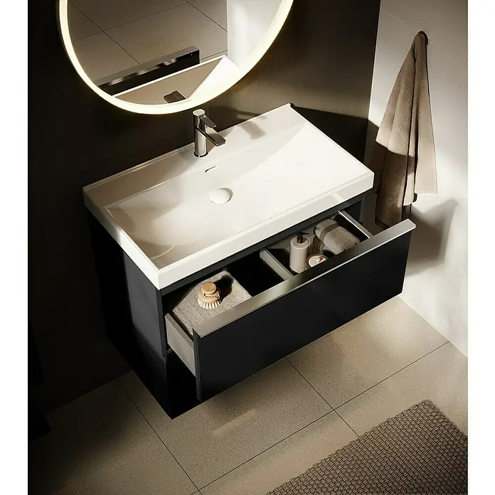 Riva Moon Waschtischunterschrank - B x T x H: 80 x 45,3 x 63,5 cm, Schwarz - Das Bild zeigt einen modernen Waschtisch mit einer schwarzen Unterschrank-Kommode, einem eingelassenen Waschbecken und einem beleuchteten Spiegel.